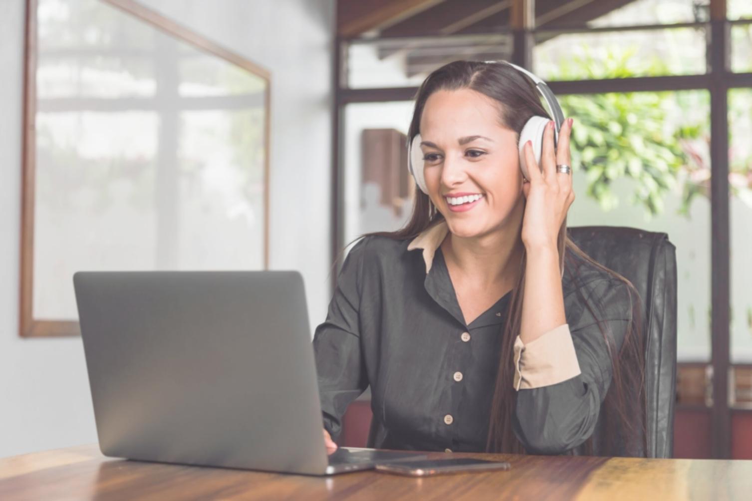 Espace de travail collaboratif chez aravionexiq avec équipes en réunion créative