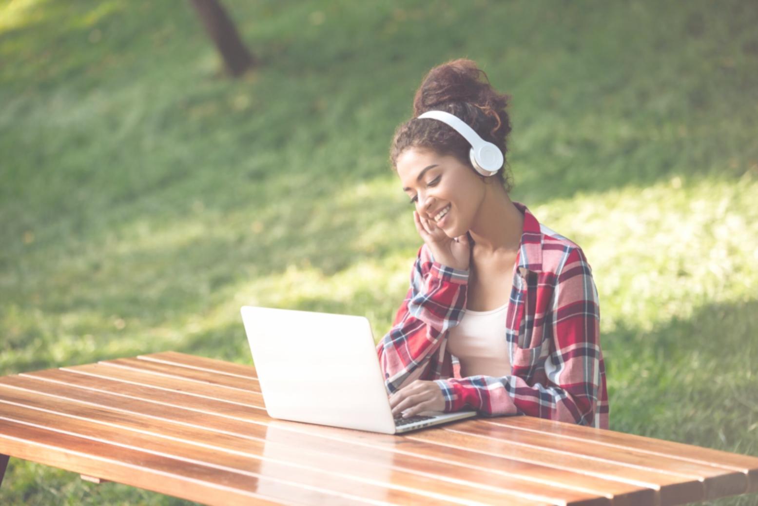 Espace de travail avec documentation financière et outils d'analyse pour l'apprentissage pratique