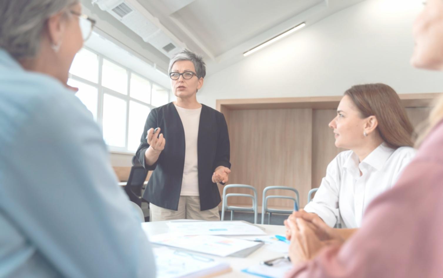 Participants en formation analysant des données financières sur des écrans lors d'une session collaborative